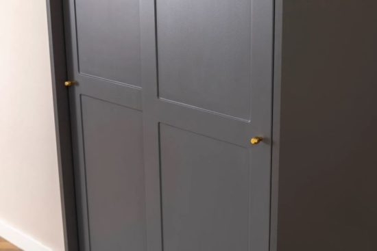 ארון בגדים 2 דלתות הזזה בצבע אפור דגם הנרי מבית Twins Design